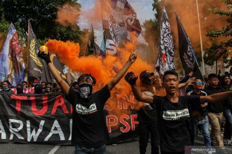 Dituduh Hina Gubernur Riau, Suporter PSPS Riau Dipolisikan