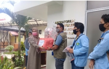 Satgas UNRI melakukan kegiatan penyerahan baju APD di 4 instansi kesehatan di Pekanbaru