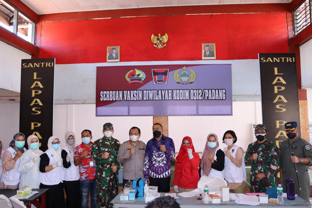 Vaksinasi Massal WBP Lapas Padang Dipantau Panglima TNI dan Kapolri Melalui Zoom