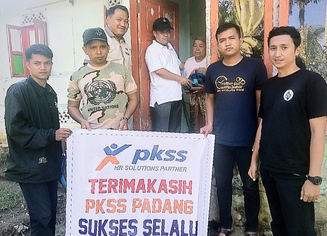 Bersama PKSS Padang, Ferizal Ridwan Serahkan Puluhan Paket Sembako Untuk Lansia Dan ODGJ