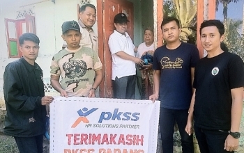 Bersama PKSS Padang, Ferizal Ridwan Serahkan Puluhan Paket Sembako Untuk Lansia Dan ODGJ