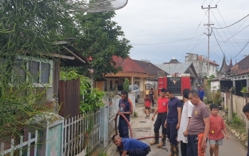 Ajang Silahturahmi, Kompol Russirwan,SH. Bersama Damkar serta Warga Bersihkan drainase di Lingkungan Nunang Daya Bangun